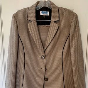 Le Suit Skirt Suit Size 12